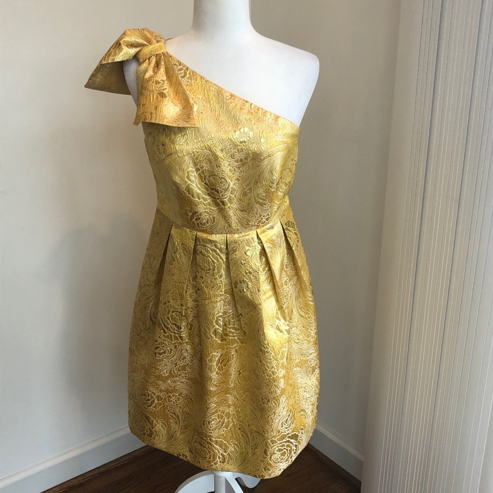 One shoulder gold dress